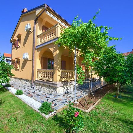 Apartment Bazina - Airconditioning, Parking, 500M From The Beach Krk Town Kültér fotó