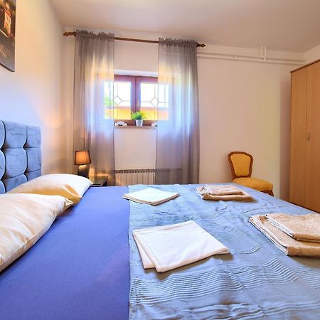 Apartment Bazina - Airconditioning, Parking, 500M From The Beach Krk Town Kültér fotó