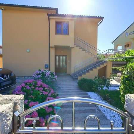 Apartment Bazina - Airconditioning, Parking, 500M From The Beach Krk Town Kültér fotó