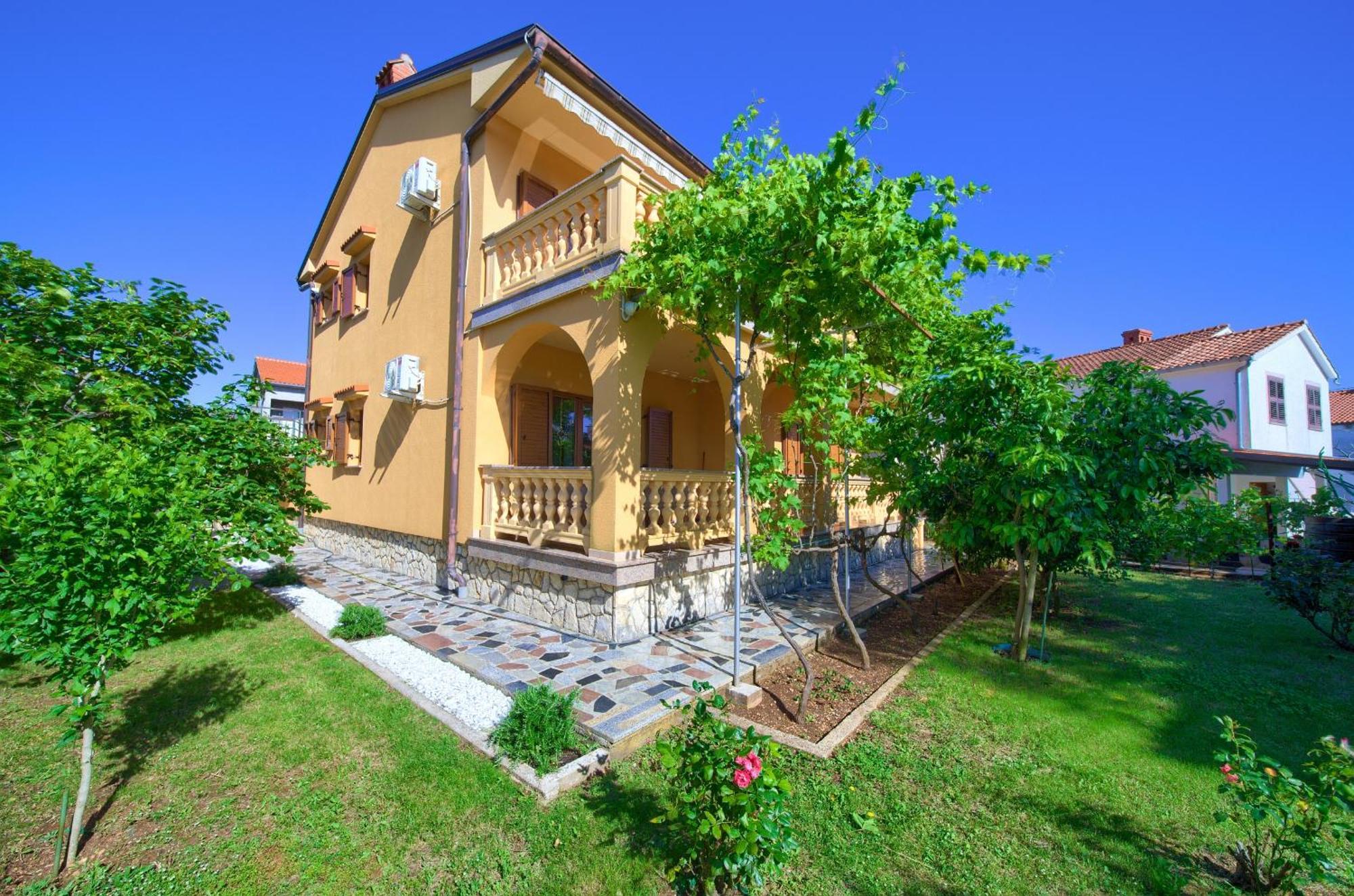 Apartment Bazina - Airconditioning, Parking, 500M From The Beach Krk Town Kültér fotó