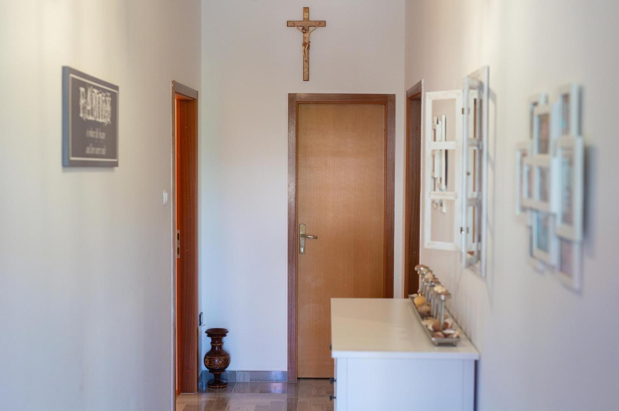 Apartment Bazina - Airconditioning, Parking, 500M From The Beach Krk Town Kültér fotó