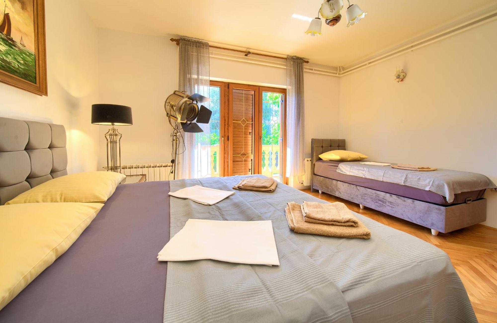 Apartment Bazina - Airconditioning, Parking, 500M From The Beach Krk Town Kültér fotó